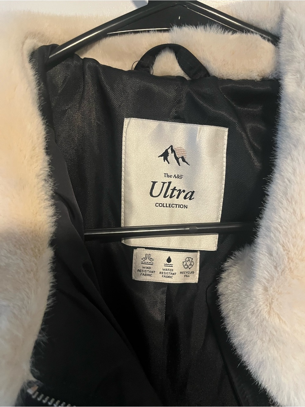 Abercrombie & Fitch Black Puffer Jacket with Cream Faux Fur Collar - Picture 4 of 7